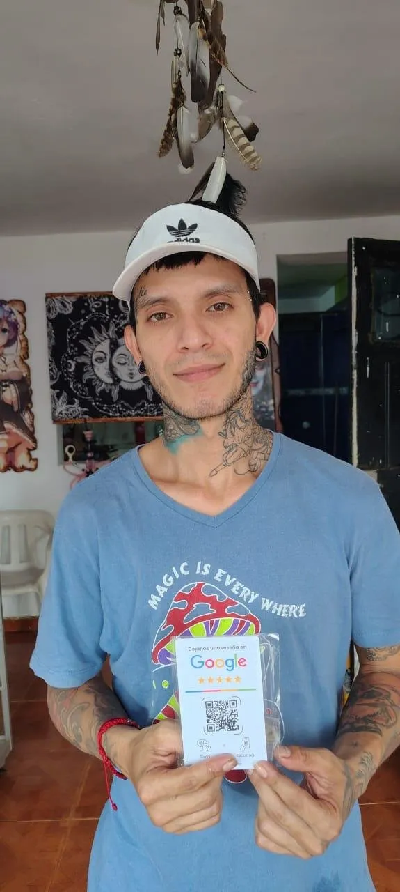 Jhonny Tatto, estudio de tatuajes en Cali, con su tarjeta NFC de reseñas