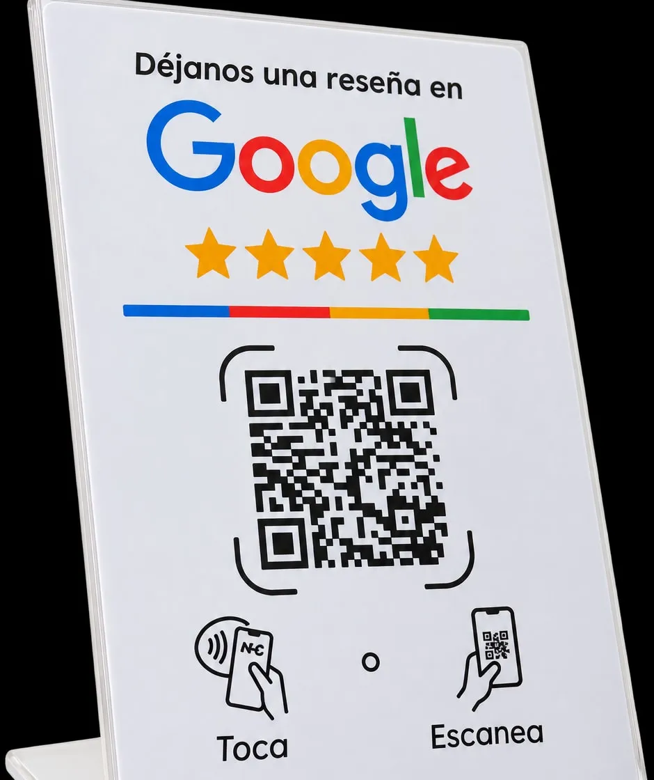 Tarjeta NFC de reseñas de Google parada sobre un mostrador